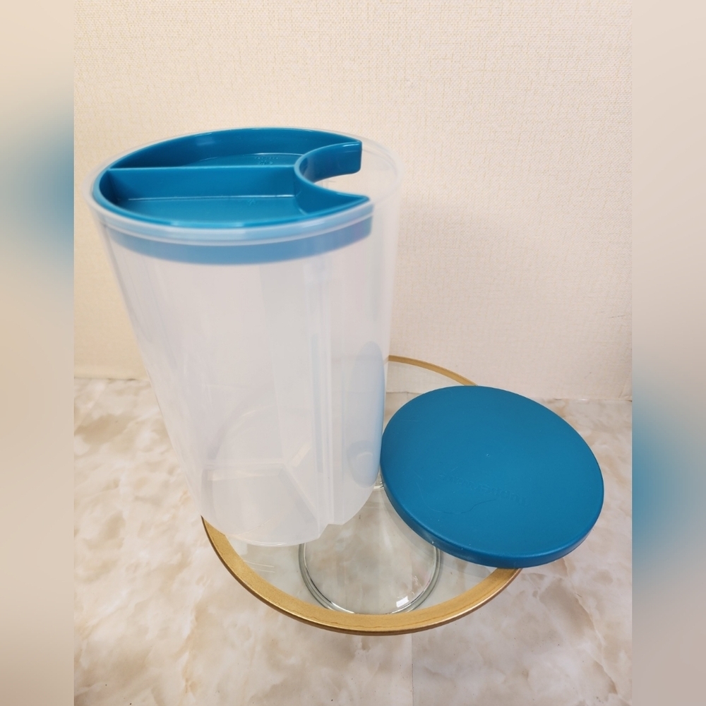 New Tupperware Divided Container - Picture 2 of 3